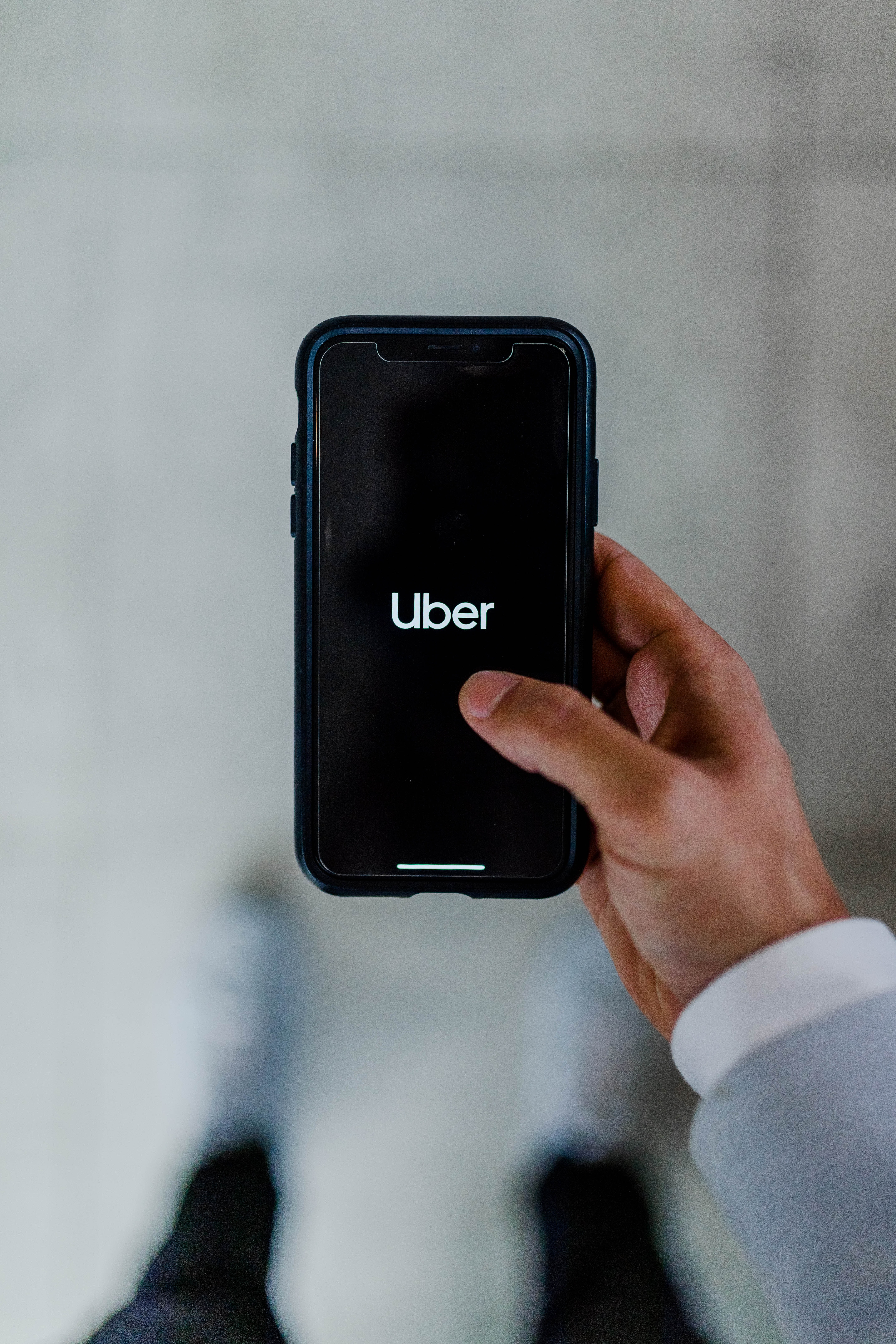 telefono app plataforma de movilidad uber coche electrico